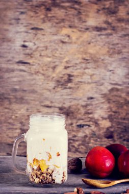 Granola doğal yoğurt, şeftali ve fındık ile