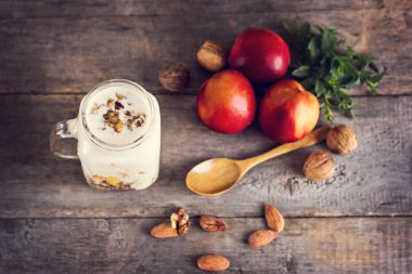 Granola doğal yoğurt, şeftali ve fındık ile