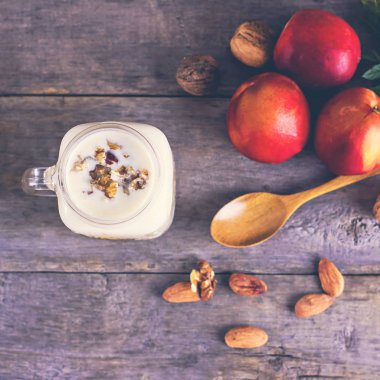 Granola doğal yoğurt, şeftali ve fındık ile