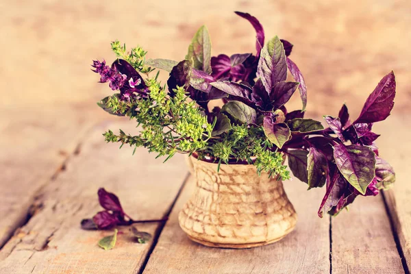 Paarse basilicum op een oude houten achtergrond — Stockfoto