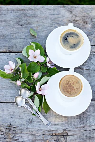 Espresso und Frühlingsblumen — Stockfoto