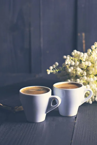 Espresso und Maiglöckchen — Stockfoto