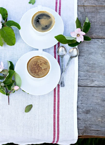 Café expresso e flores de primavera — Fotografia de Stock