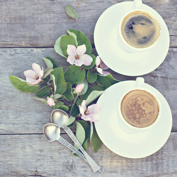 Espresso und Frühlingsblumen — Stockfoto