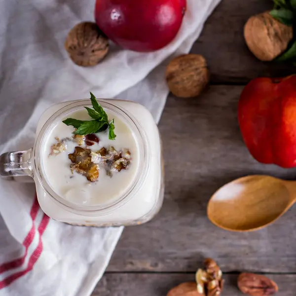 Granola con yogurt naturale, pesche e noci — Foto Stock