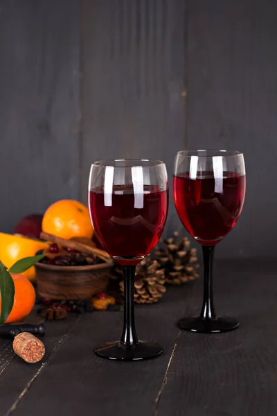 Vino tinto y fruta sobre un fondo oscuro . —  Fotos de Stock