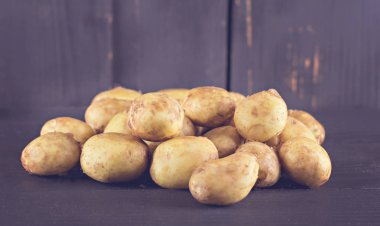 Bir çanta içinde genç patates