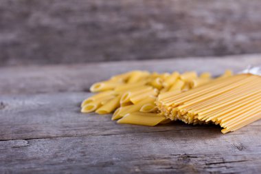 Makarna, makarna, spagetti ahşap arka plan üzerinde.