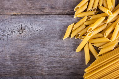 Makarna, makarna, spagetti ahşap arka plan üzerinde.