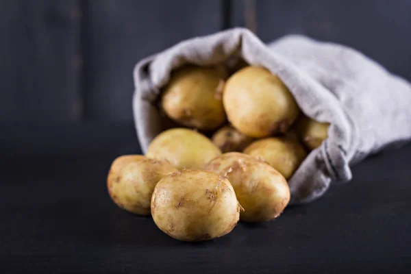 Batatas jovens em uma bolsa — Fotografia de Stock
