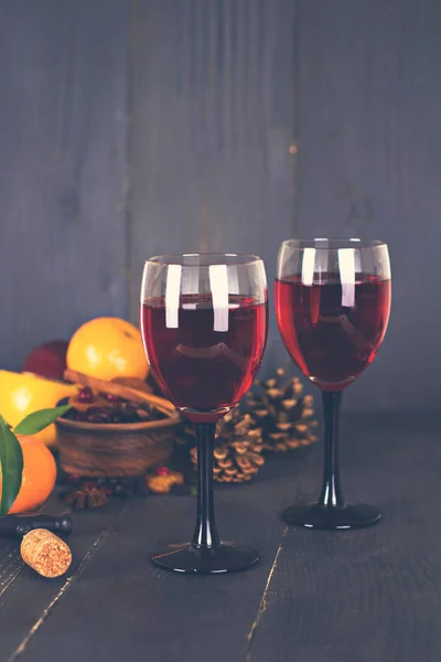 Rött vin och frukt på en mörk bakgrund. — Stockfoto