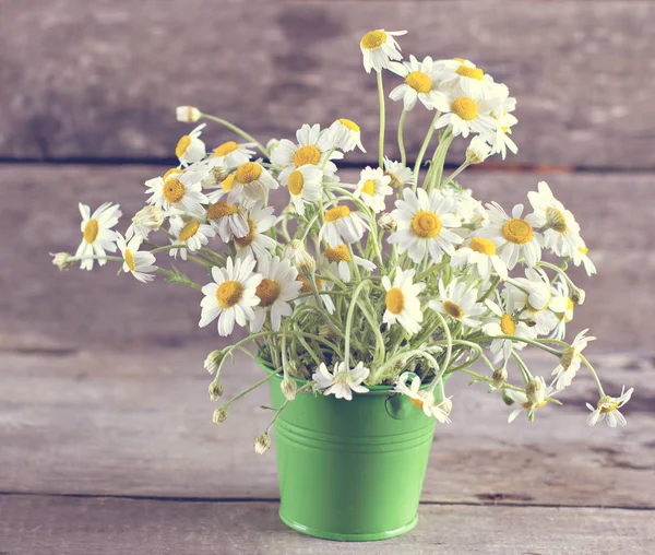 Un bouquet di camomille su uno sfondo di legno . — Foto Stock