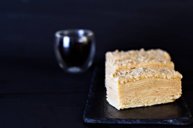 Napolyon kek koyu arka plan üzerine