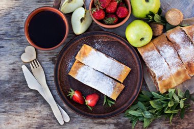 Strudel elma ve çilek ile.