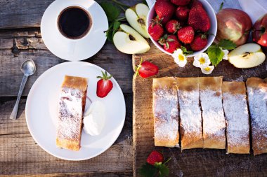 Strudel elma ve çilek ile.