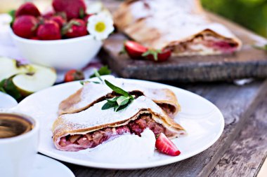 Strudel elma ve çilek ile.
