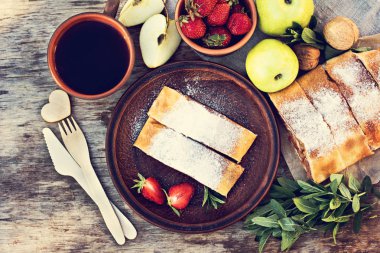 Strudel elma ve çilek ile.