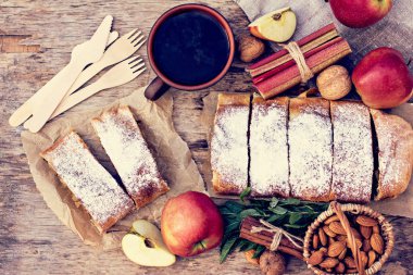 Elma, Ravent ve nane ile Strudel. 