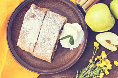 Elma, Ravent ve nane ile Strudel. 