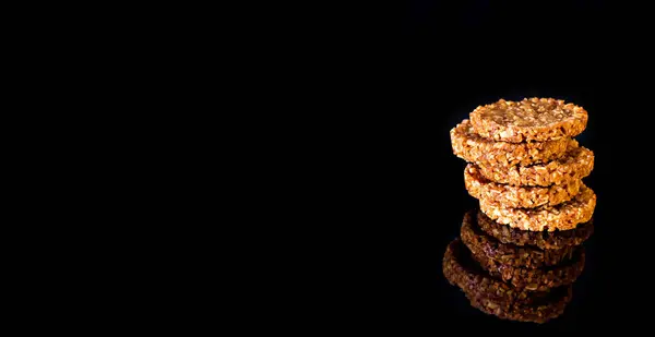 Cookie-uri pe fundal negru . — Fotografie, imagine de stoc