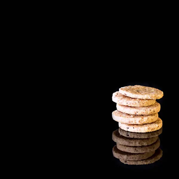 Kekse auf schwarzem Hintergrund. — Stockfoto