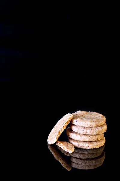 Kekse auf schwarzem Hintergrund. — Stockfoto