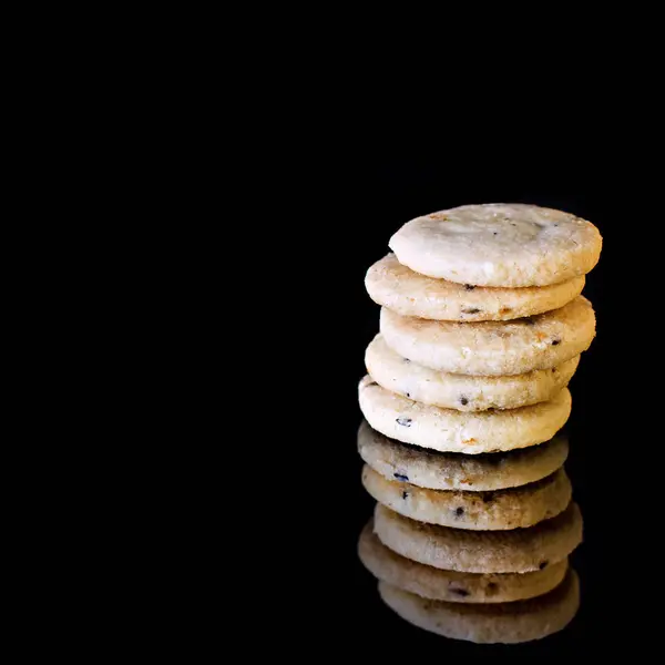 Kekse auf schwarzem Hintergrund. — Stockfoto