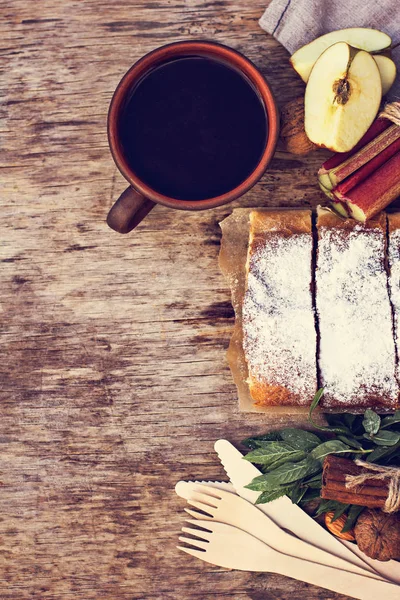 Elma, Ravent ve nane ile Strudel. 