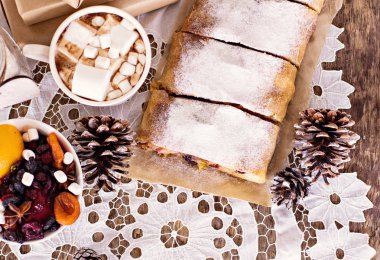 meyveli turta ve kış dekor