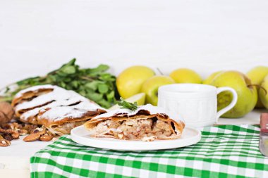 Elma ve fındık ile Strudel.