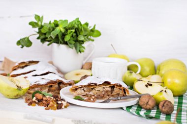 Elma ve fındık ile Strudel.