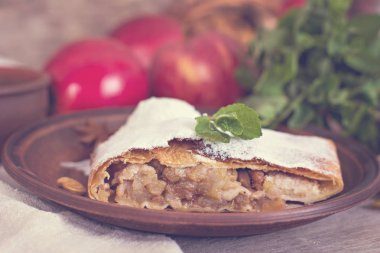 Elma ve fındık ile Strudel.
