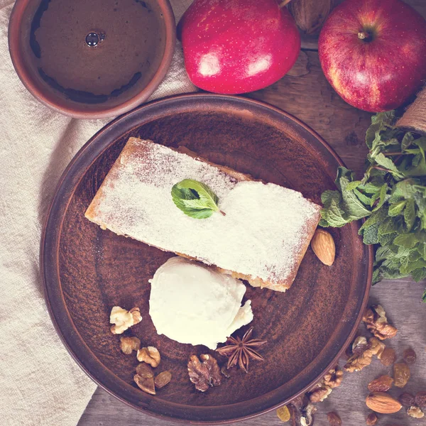 Elma ve fındık ile Strudel.