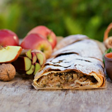 Elma, Ravent ve nane ile Strudel. 