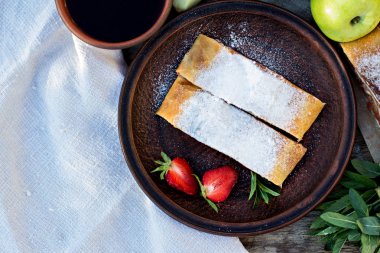 Strudel elma ve çilek ile.