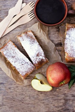 Elma, Ravent ve nane ile Strudel. 