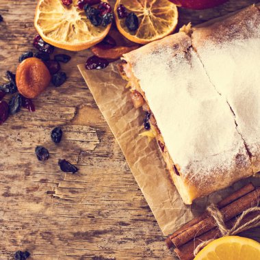 meyveli turta ve kış dekor.