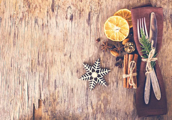 Tisch gedeckt mit einem Winter, Weihnachtsdekoration — Stockfoto