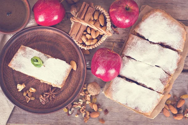 Strudel con mele e noci . — Foto Stock