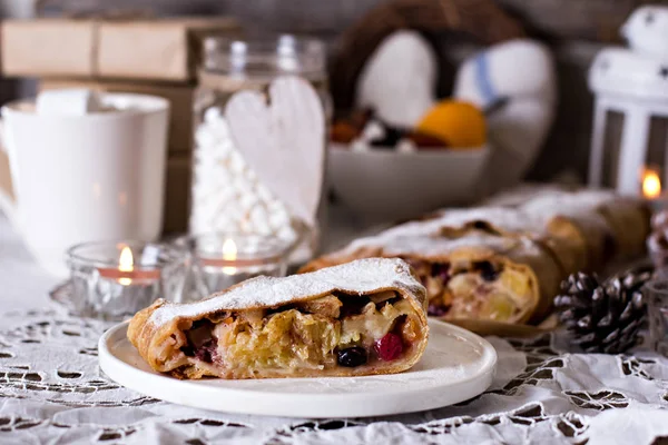 Strudel și decor de iarnă — Fotografie, imagine de stoc