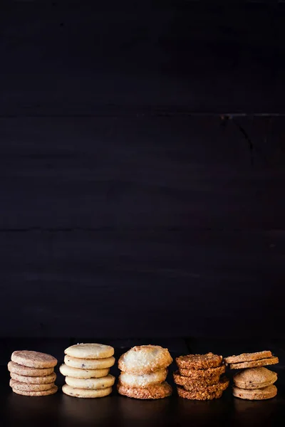 Galletas sobre fondo negro . — Foto de Stock