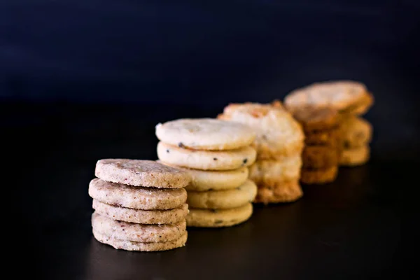 Cookie-uri pe fundal negru . — Fotografie, imagine de stoc