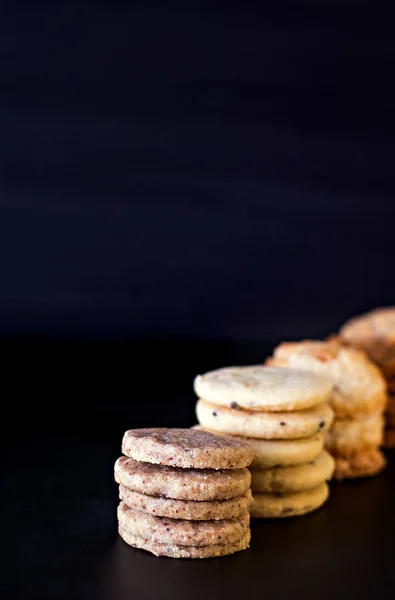 Cookie-uri pe fundal negru . — Fotografie, imagine de stoc