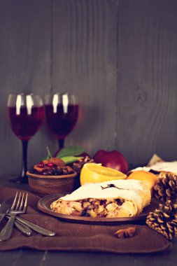 meyveli turta ve şarap