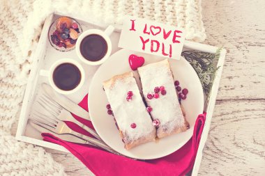 Meyveli turta ve kahve bir tepsi