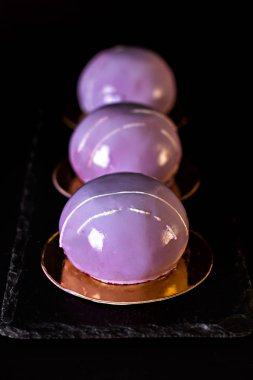 Menekşe pasta. Siyah frenk üzümü ile pasta. Bir ayna sır içinde yuvarlak kek.