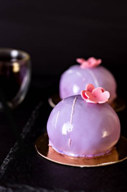 Menekşe pasta. Siyah frenk üzümü ile pasta. Bir ayna sır içinde yuvarlak kek.