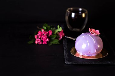 Menekşe pasta. Siyah frenk üzümü ile pasta. Bir ayna sır içinde yuvarlak kek.