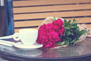 Buket peonies ve bir fincan espresso