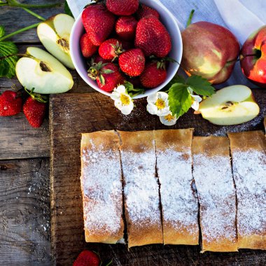 Strudel elma ve çilek ile.